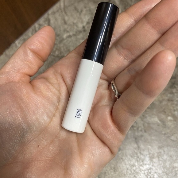 V KOSMETIK Eyeshadow Primer 6ml Shade Light Medium Brand New - Picture 3 of 4